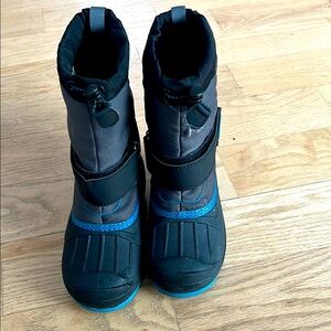 Cat & Jack Kids Black and Blue Winter Boots Size 2